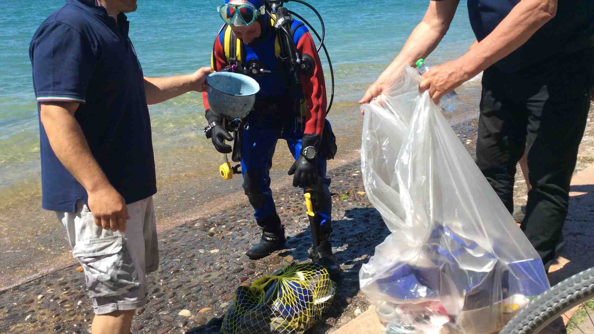 Immagine di Gli spazzini del lago a caccia di rifiuti