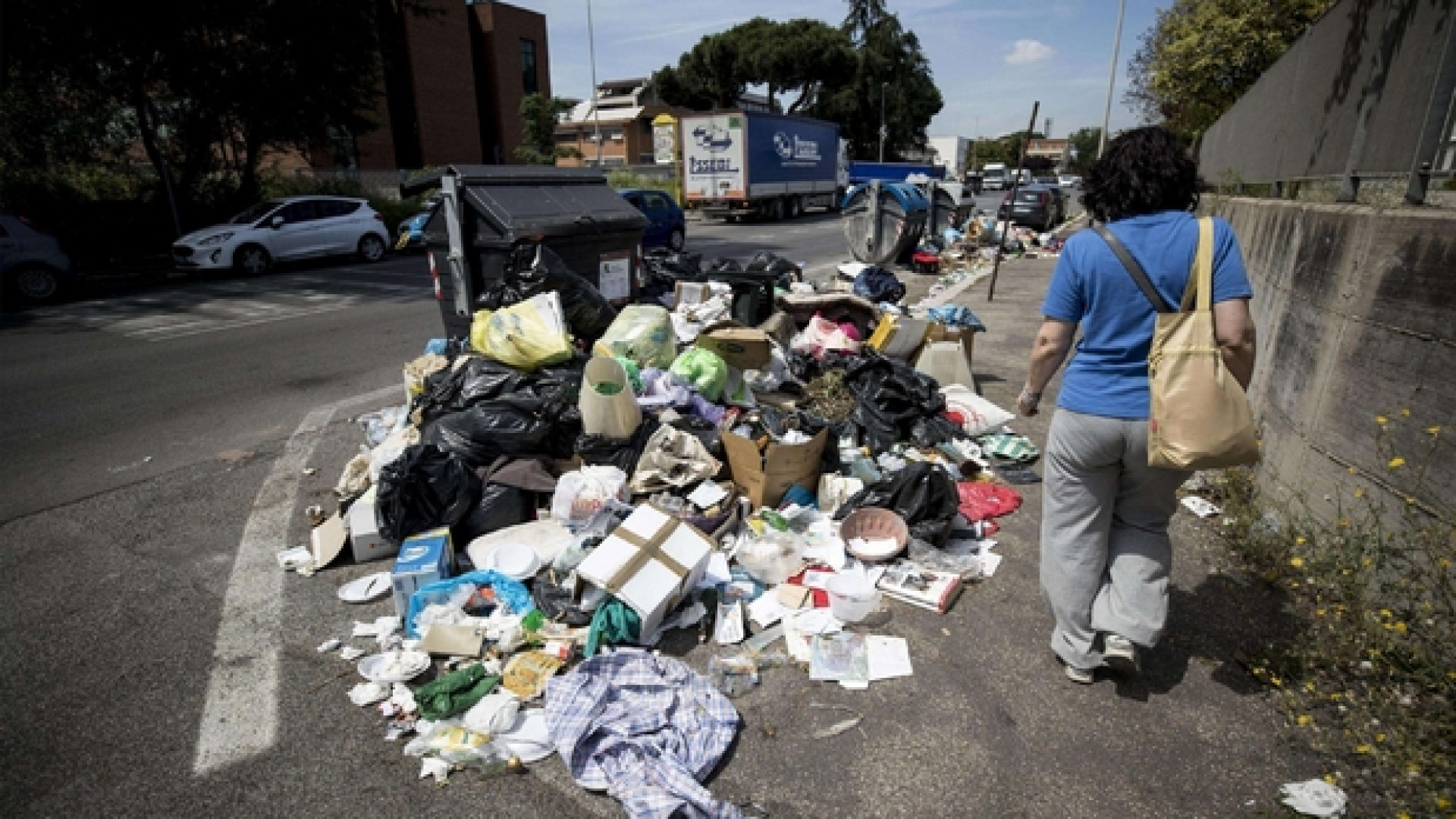 Immagine di Emergenza rifiuti a Roma: ecco perché l'immondizia resta per strada