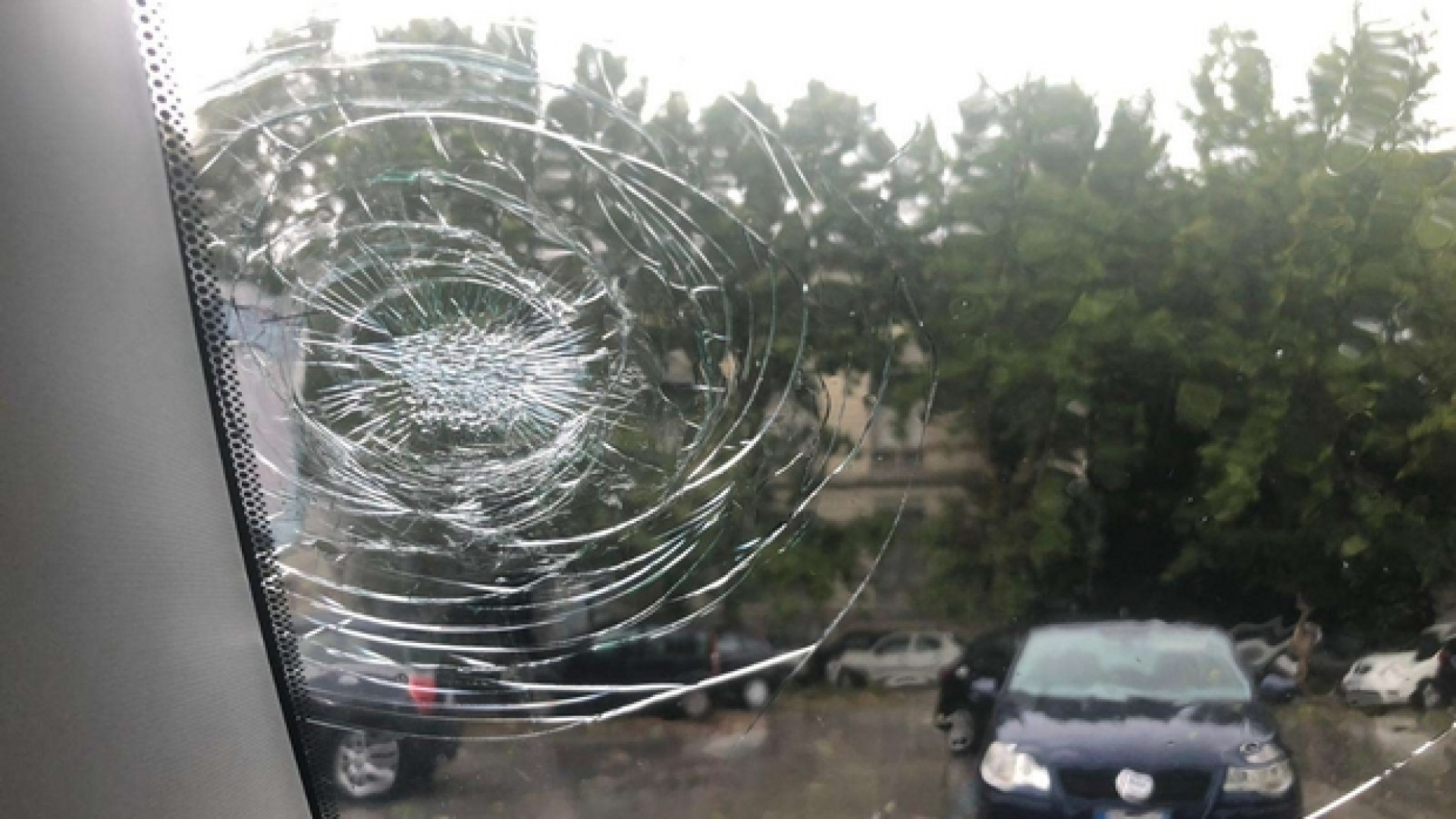 Immagine di Violenta grandinata sull'Adriatico, fiamme in tutta la Sicilia