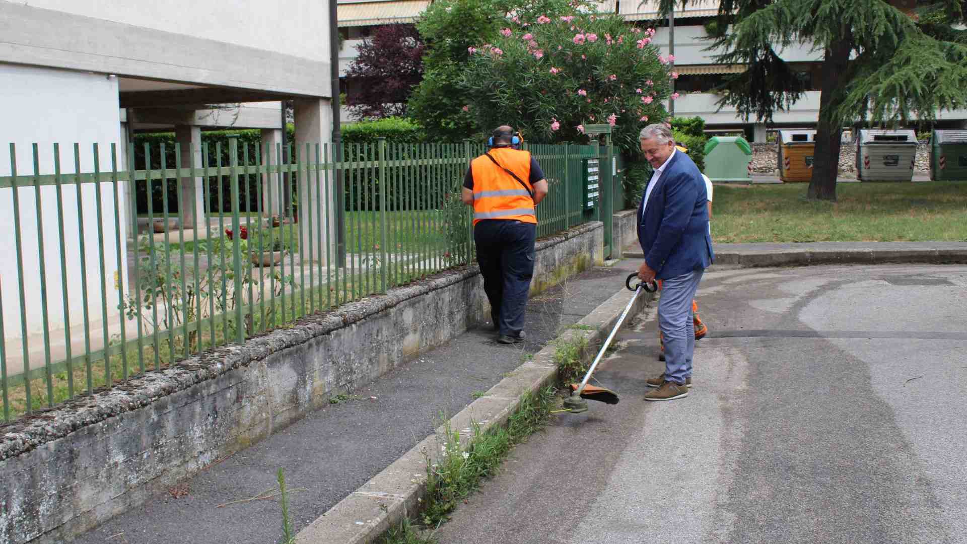 Immagine di Operazione marciapiedi e i cigli stradali puliti dalle erbacce