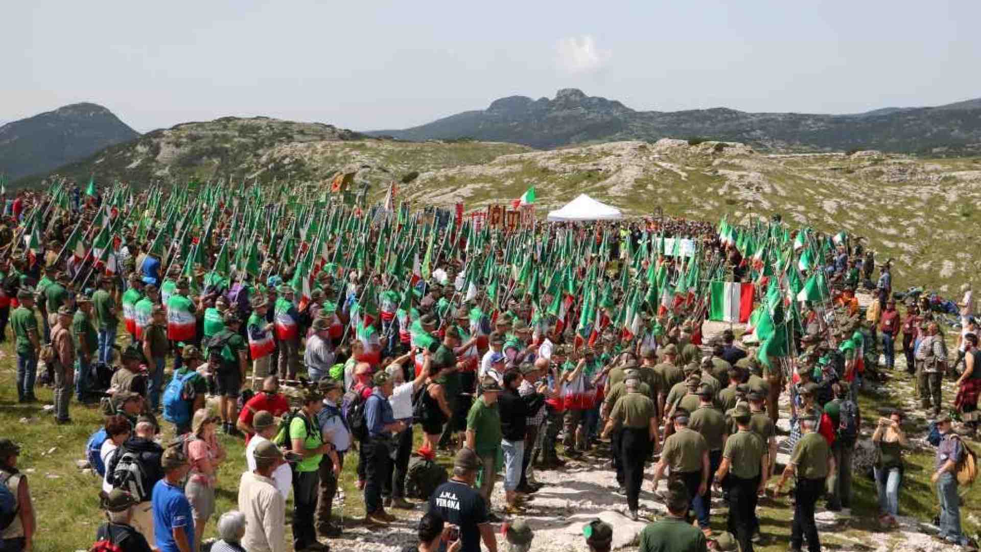 Immagine di Alpini veronesi sul Monte Ortigara a "fare memoria"