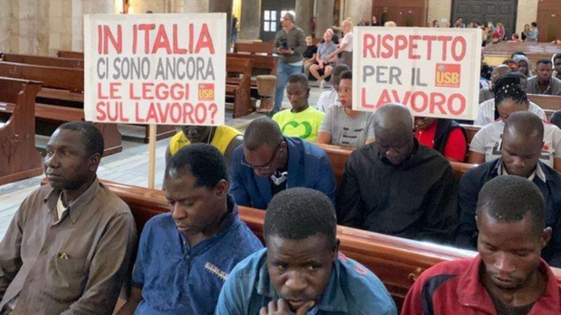 Immagine di Sit-in di braccianti nella basilica di Bari. L'incontro con l'arcivescovo