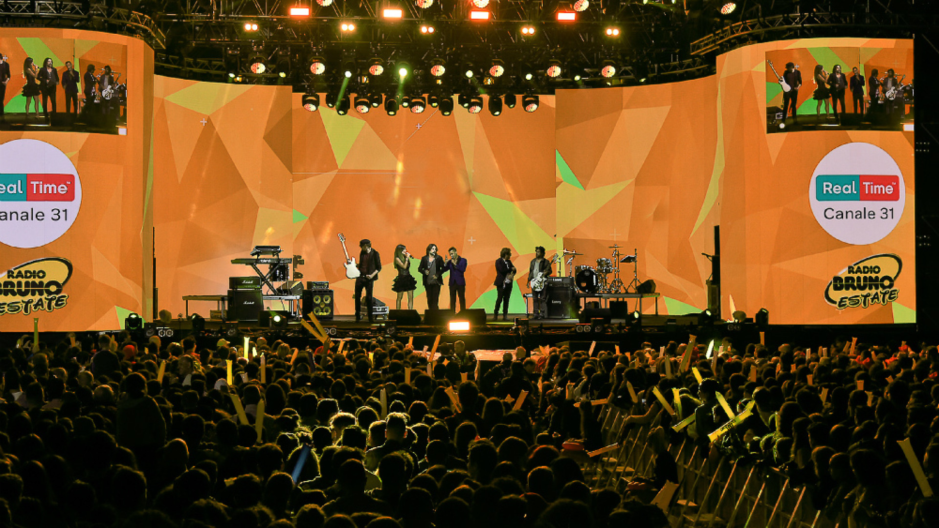 Immagine di Sul palco in piazza del Comune tutte le hit dell'estate