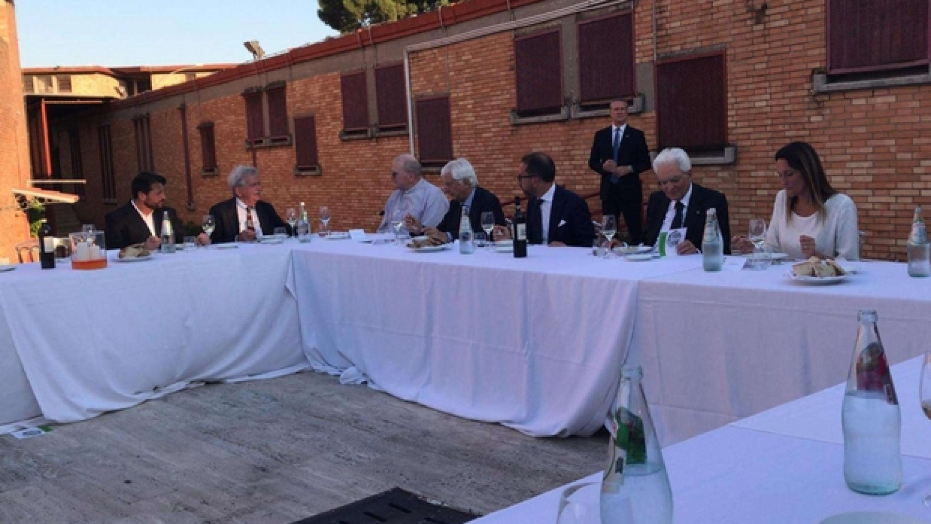 Immagine di Mattarella a cena nel ristorante del carcere di Rebibbia. Menù di mare
