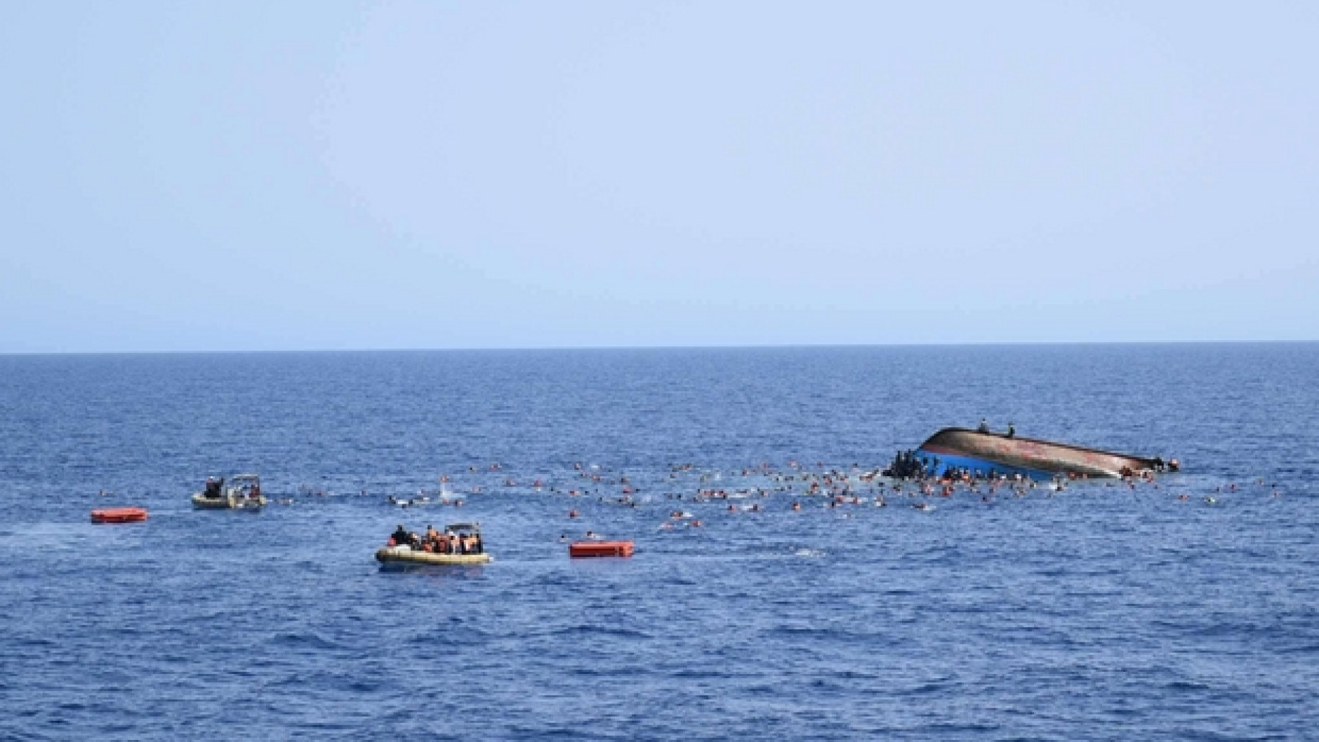 Immagine di Due barconi affondati al largo della Libia: si temono oltre 100 morti