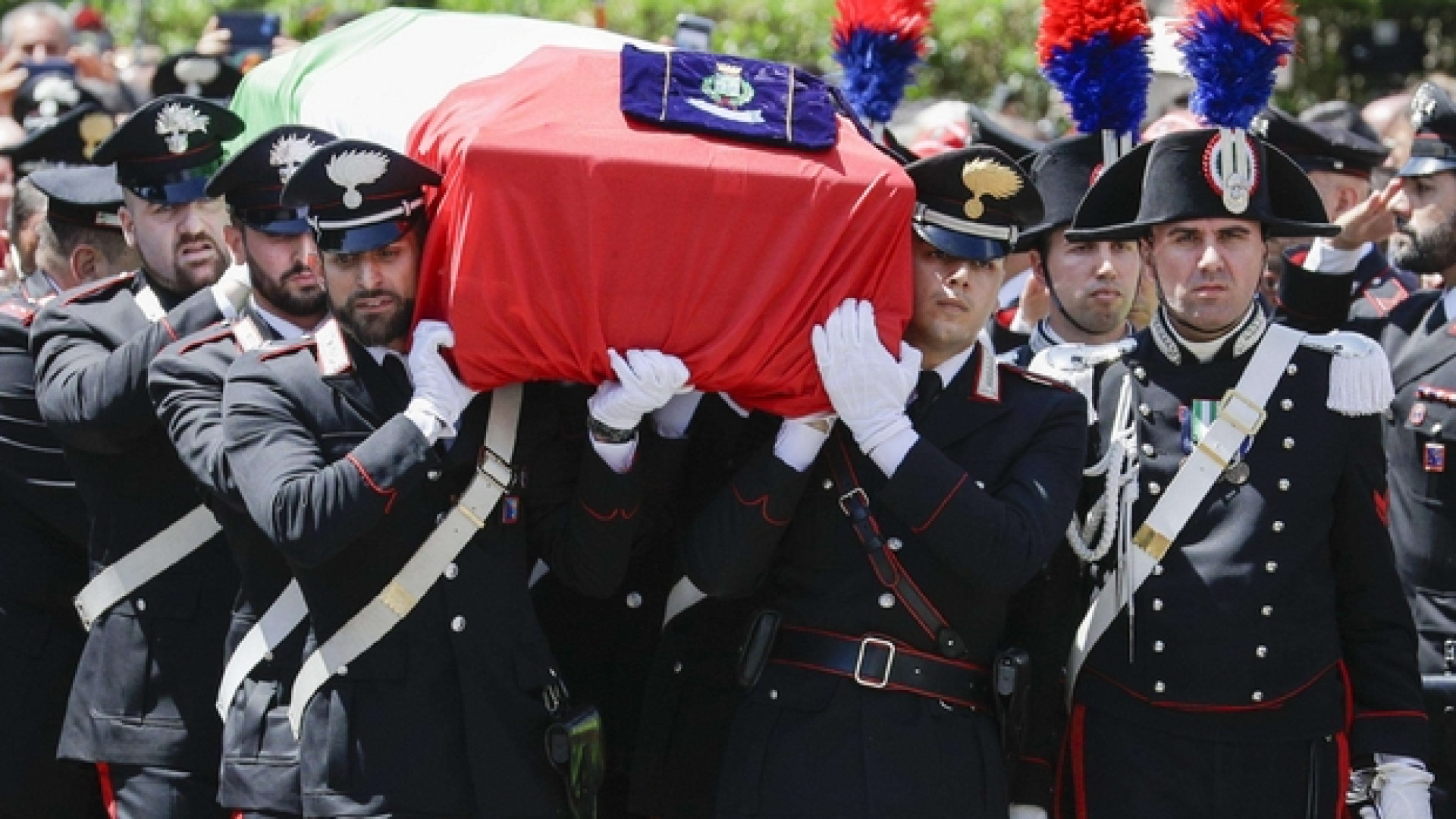Immagine di Ai funerali del carabiniere ucciso a Roma: «Esempio per tutti»