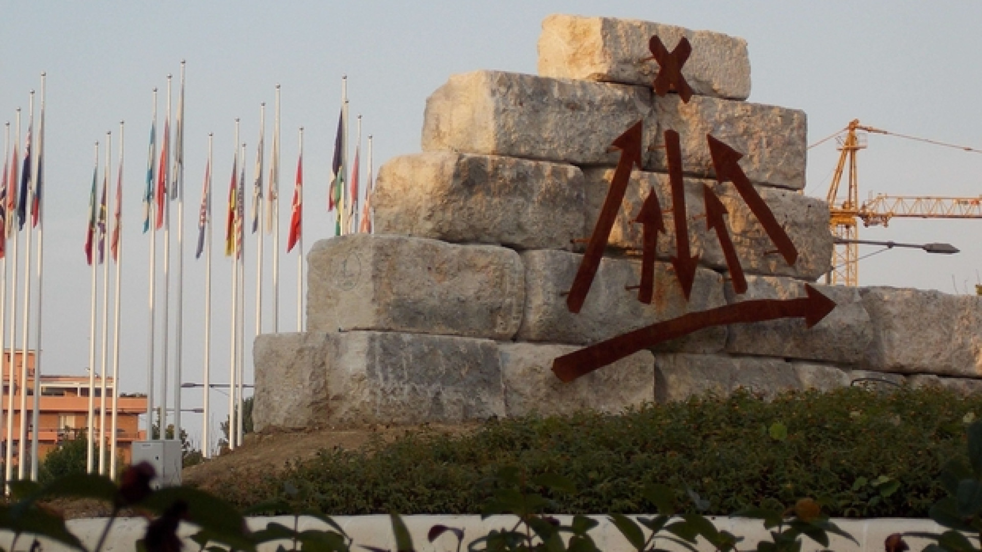 Immagine di Un monumento a don Luigi Giussani «racconta» la fede