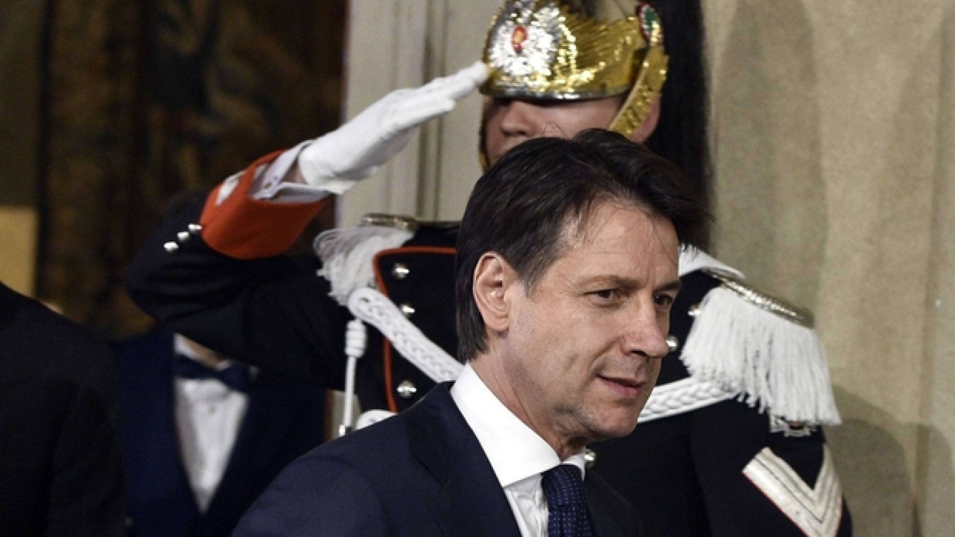Immagine di Conte sale al Quirinale e si dimette. In Senato a Salvini: traditi gli impegni