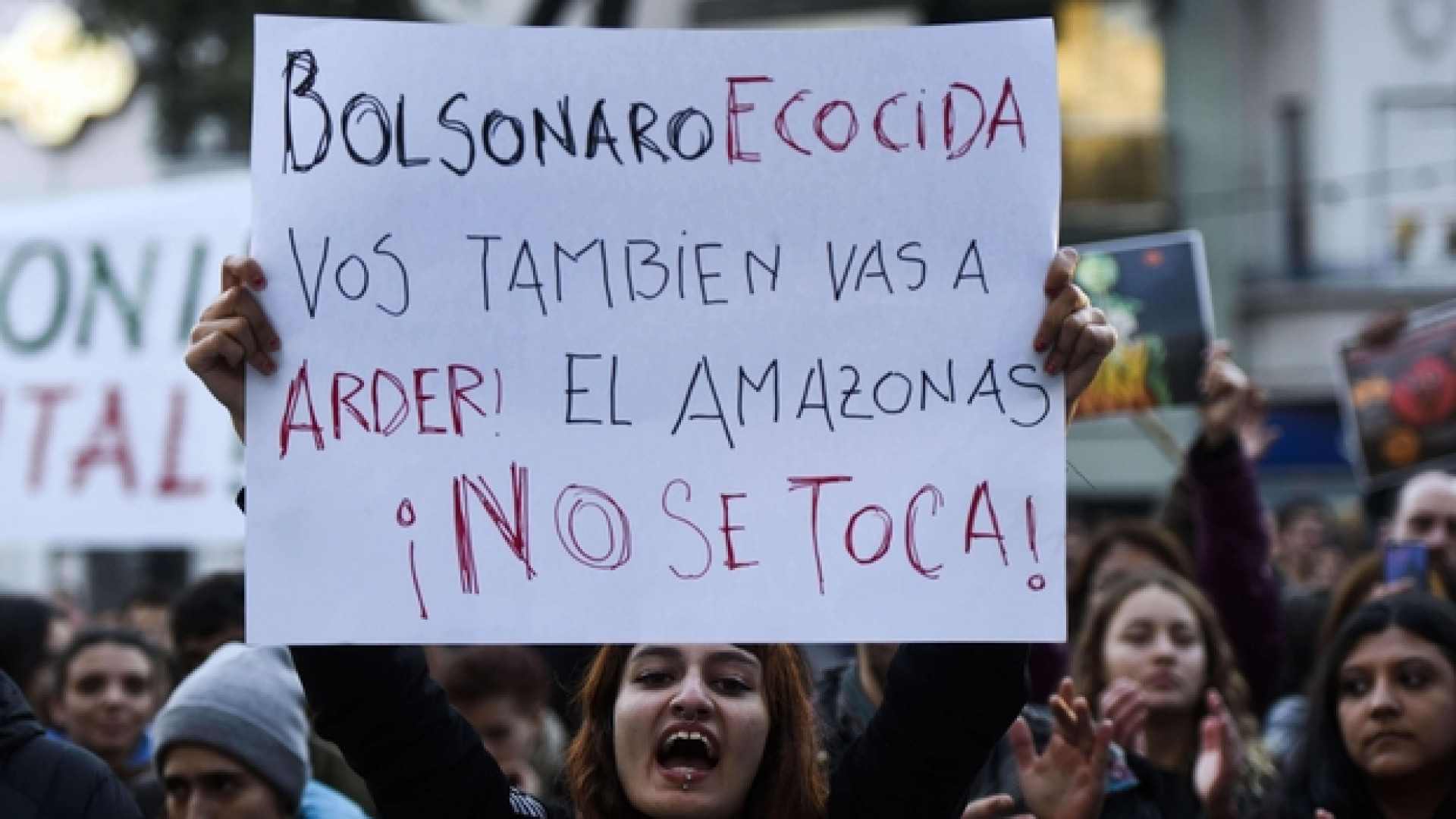 Immagine di L'Amazzonia è in fiamme: il mondo isola Bolsonaro