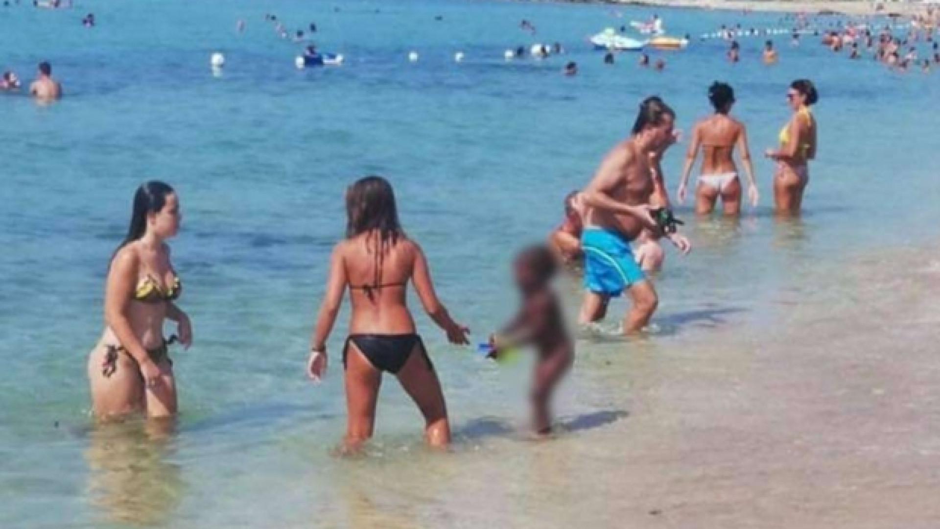 Immagine di Le mamme fanno da babysitter alla figlia dell'ambulante
