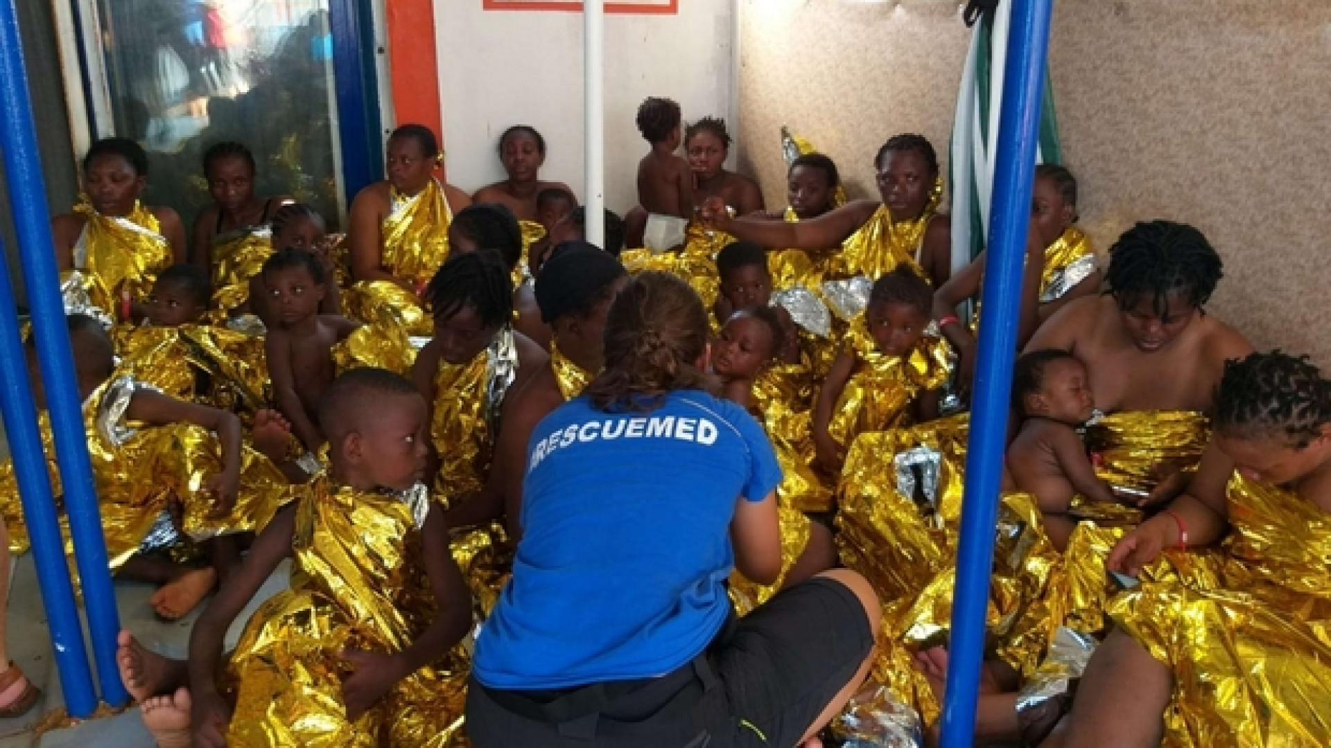 Immagine di Soccorso gommone con 26 bambini a bordo. «Almeno 6 persone morte»