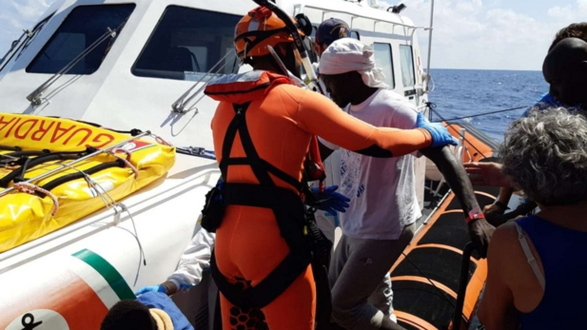 Immagine di «Liberté, liberté»: la gioia sulla nave Mare Jonio. Sbarcano tutti