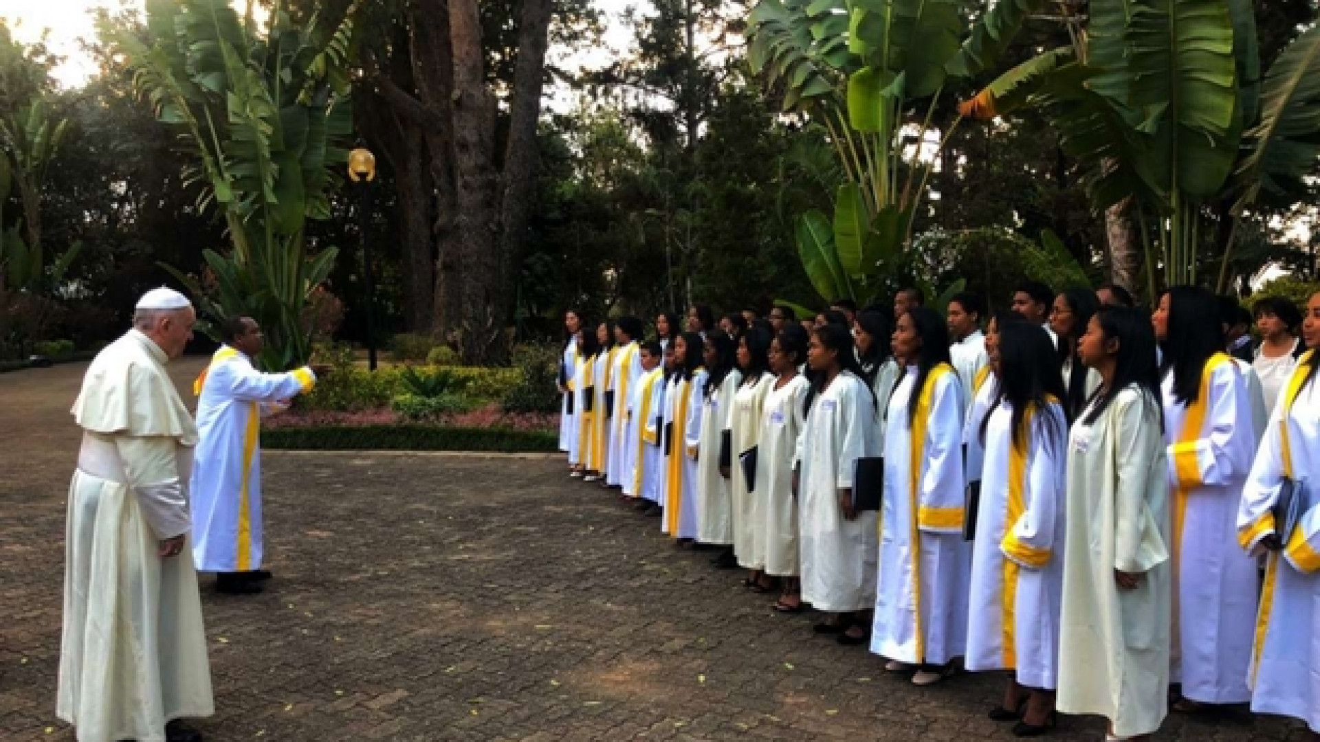 Immagine di Papa Francesco saluta il Mozambico e abbraccia il Madagascar