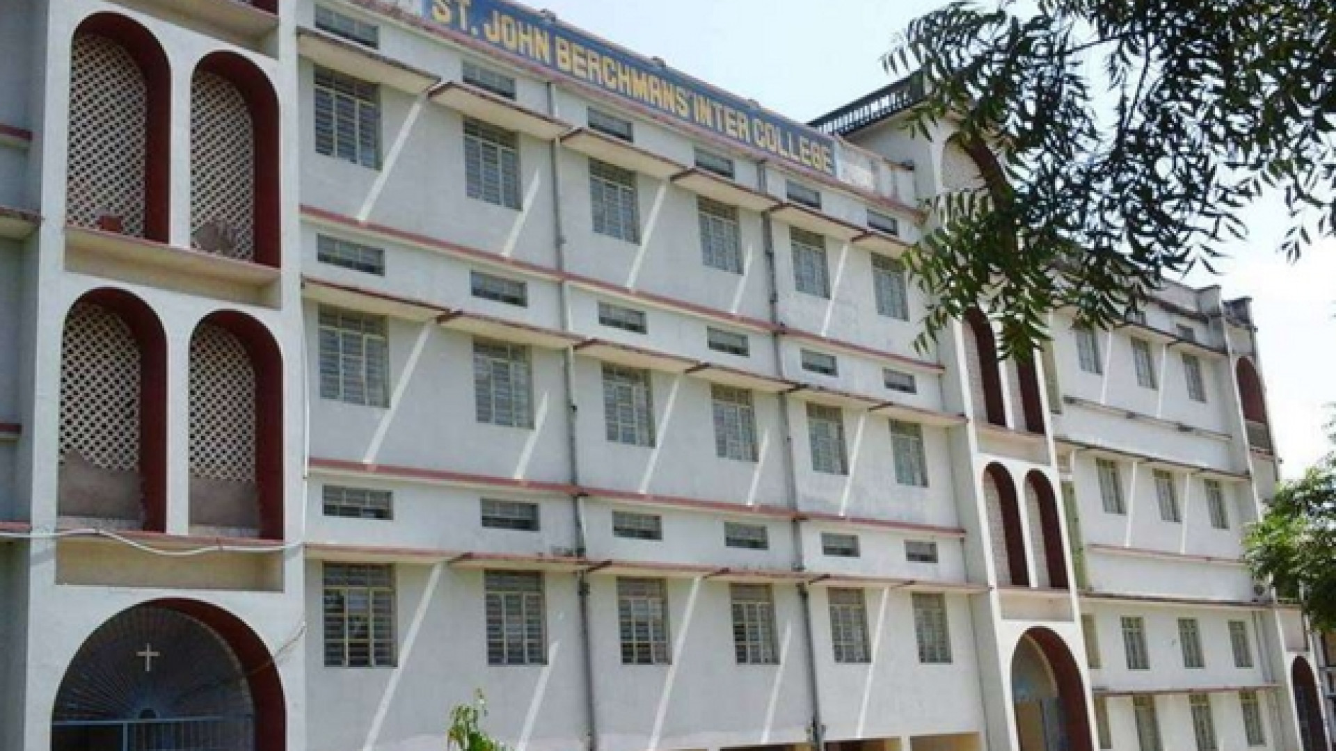 Immagine di India, aiutano aborigeni. Devastata scuola dei gesuiti