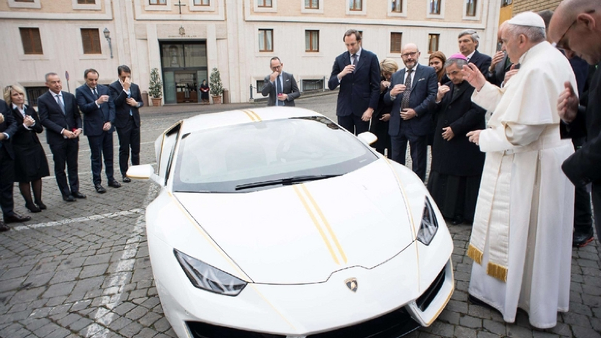 Immagine di La Lamborghini all'asta: il Papa destina parte del ricavato per Haiti