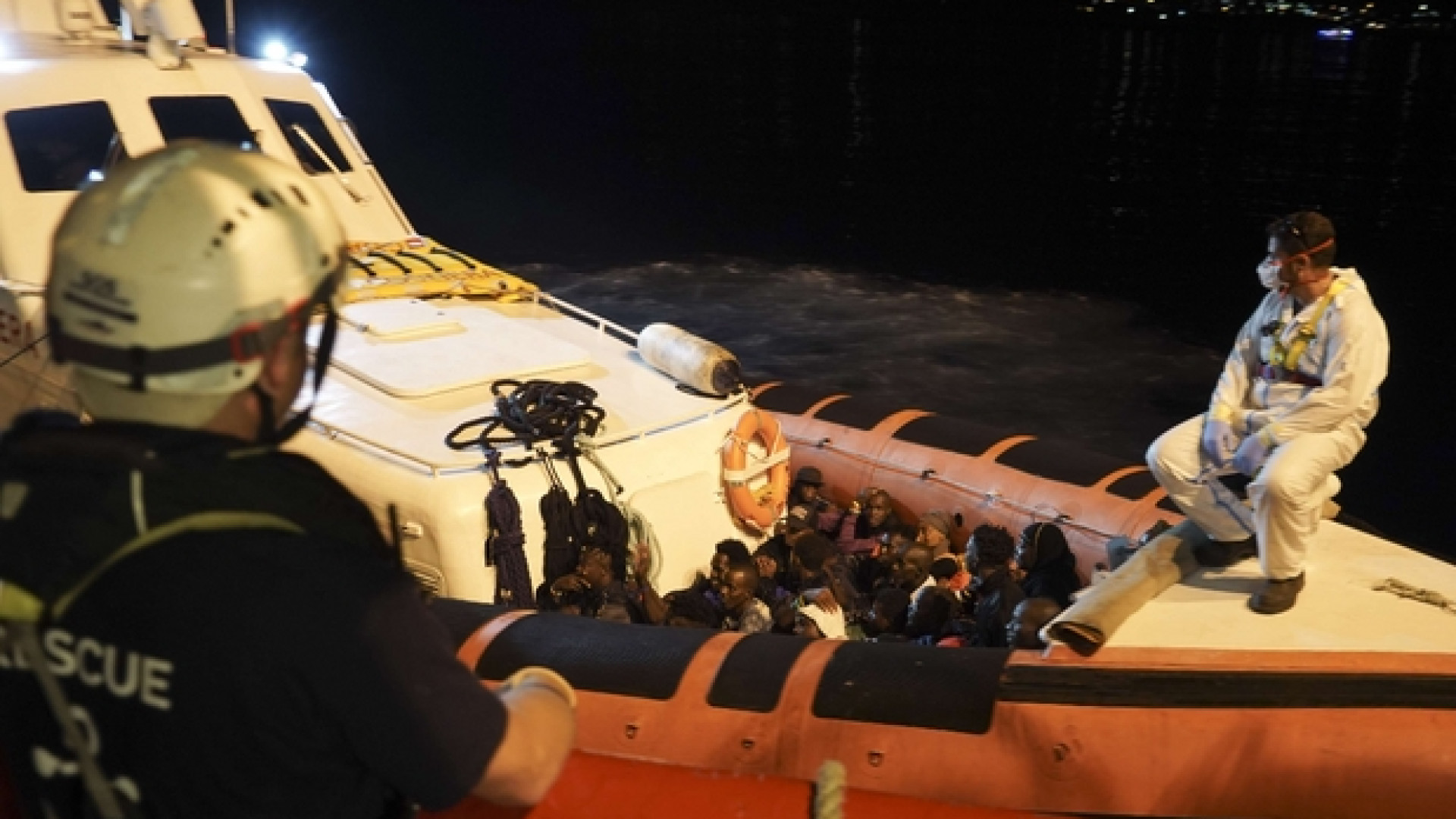 Immagine di I migranti della Ocean Vikings a Lampedusa. Poi la redistribuzione Ue