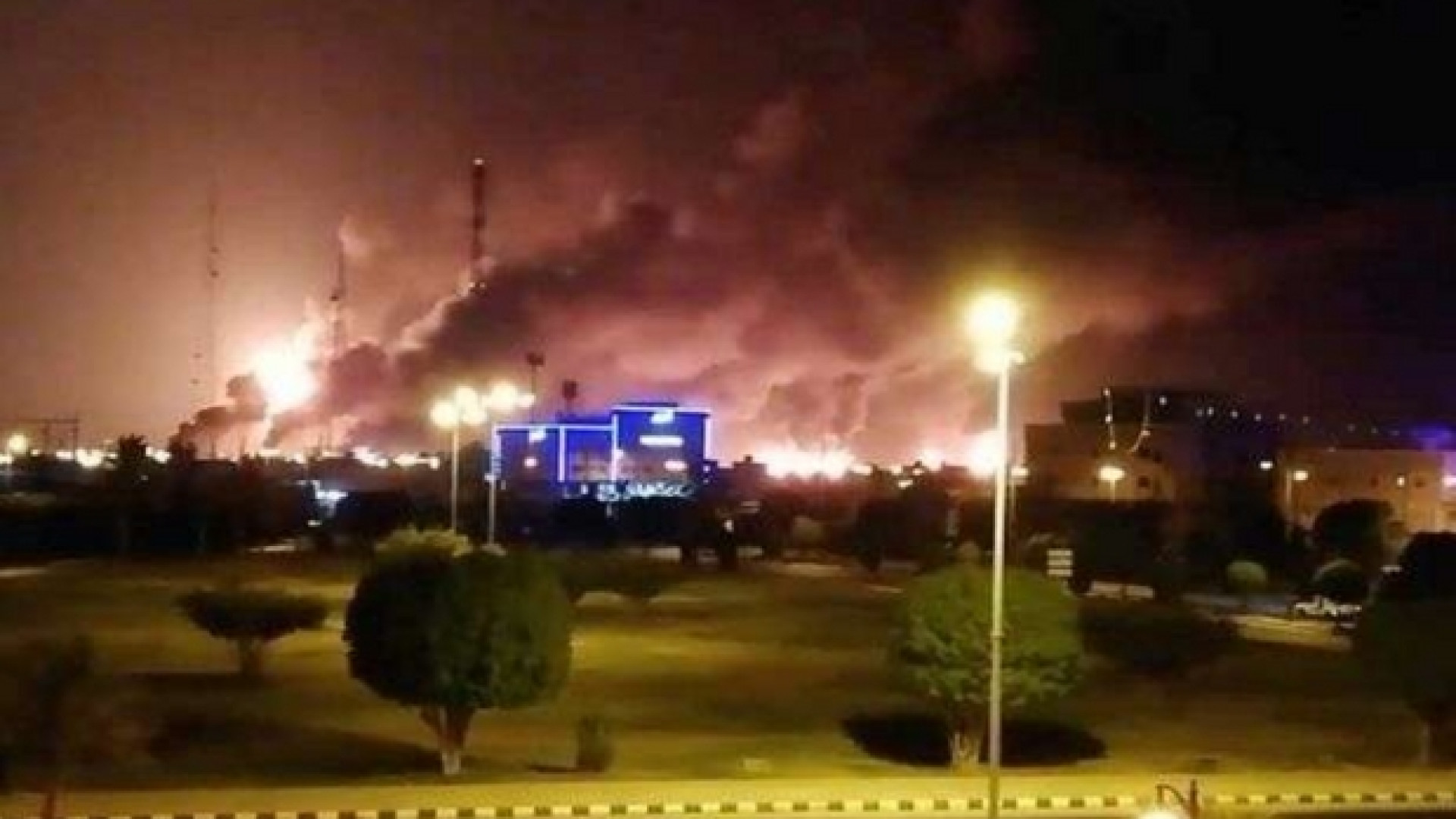 Immagine di In fiamme raffineria saudita attaccata dai droni degli Houthi yemeniti