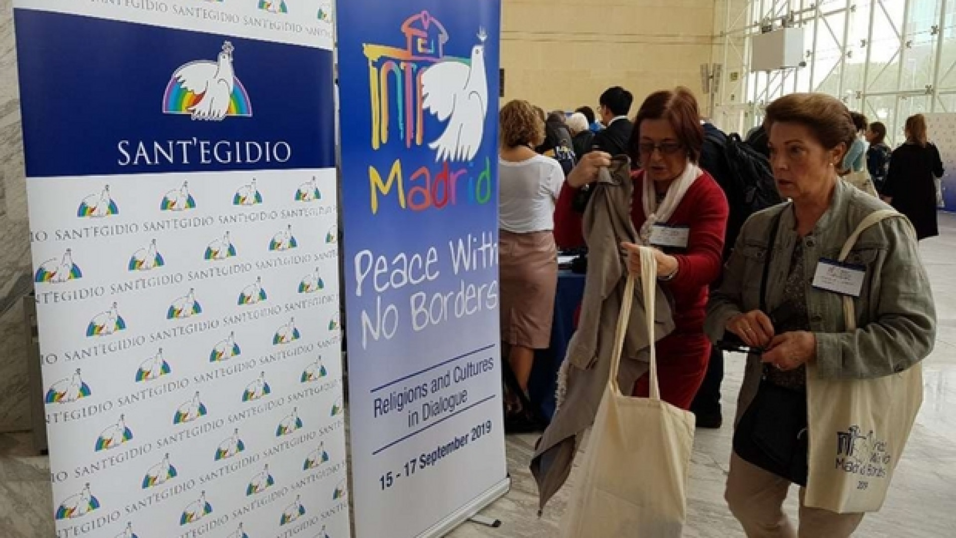 Immagine di Il Papa a Sant'Egidio: «Folle rifiutare l'ospitalità a chi ha bisogno»