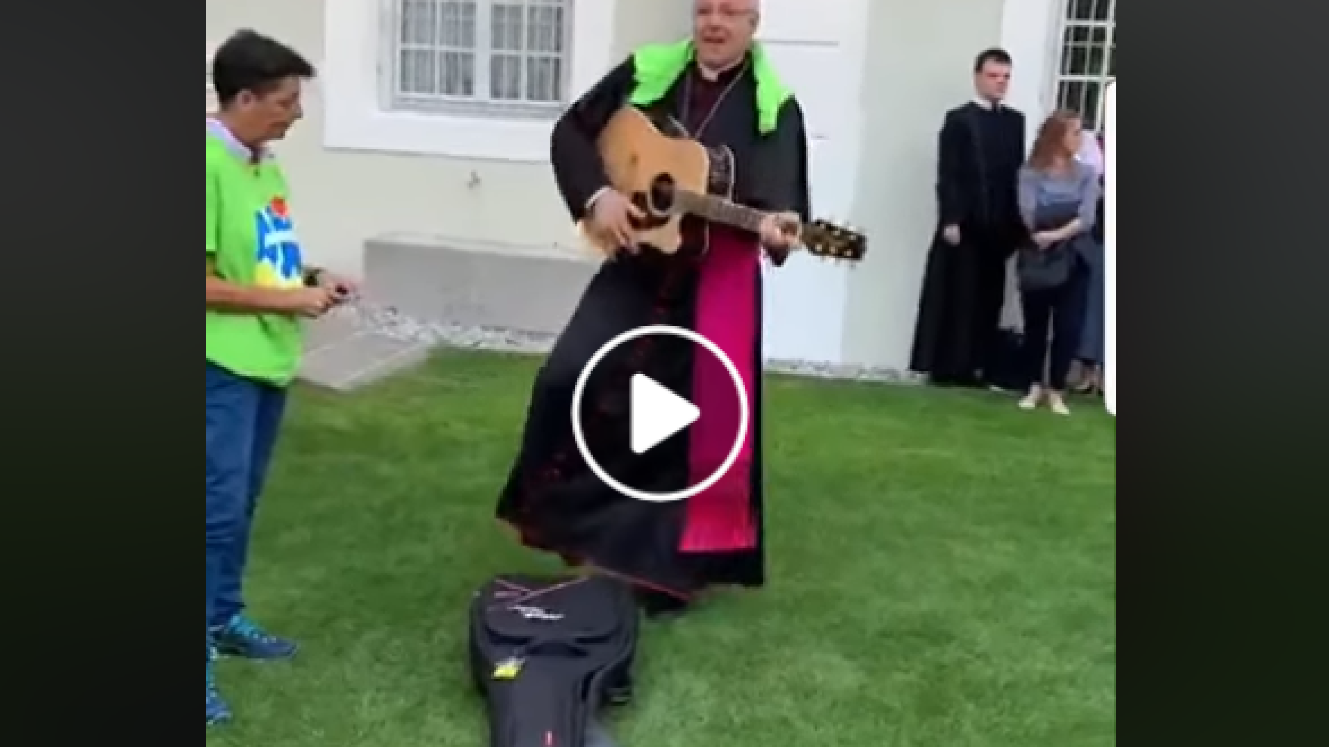 Immagine di Ordinato Tomasi, il vescovo con la chitarra
