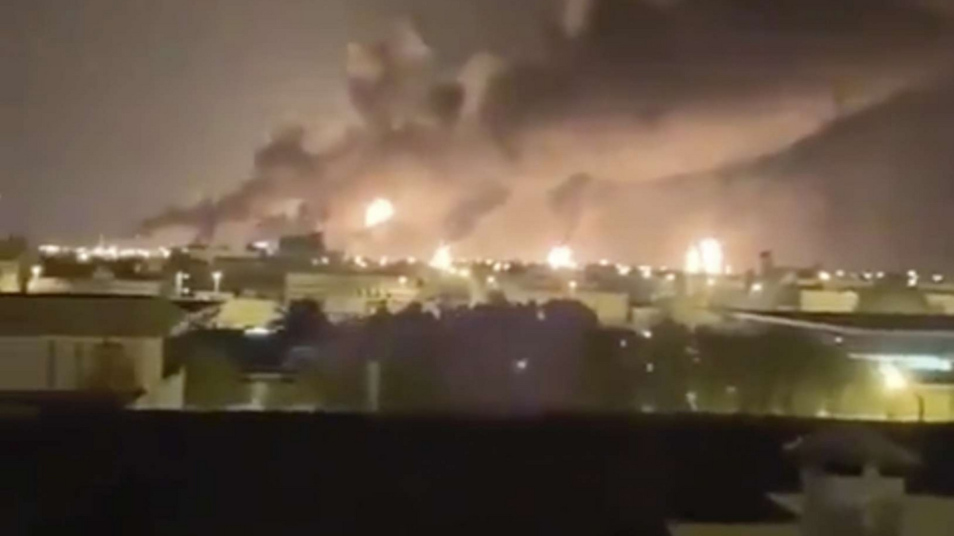 Immagine di Trump accusa l'Iran dell'attacco al petrolio saudita. Dimezzata la produzione