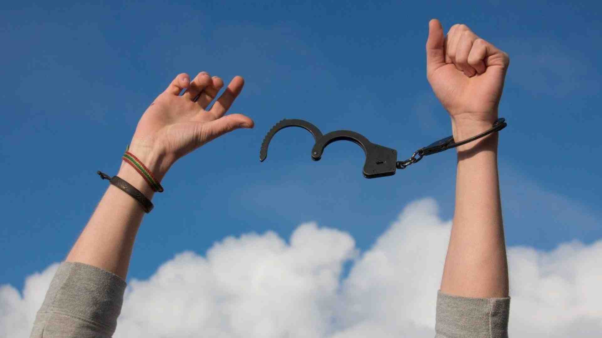 Immagine di Liberarci dalle dipendenze per una vita più libera