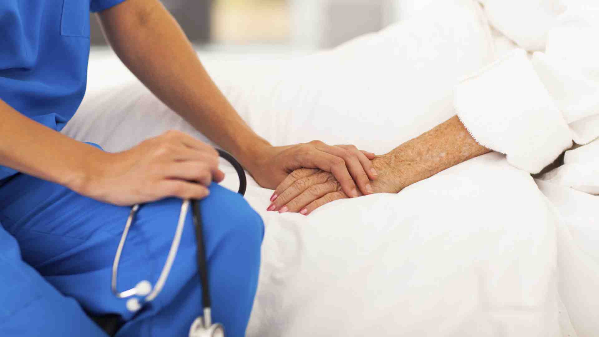 Immagine di Cercansi operatori socio-sanitari: l’allarme delle case di riposo