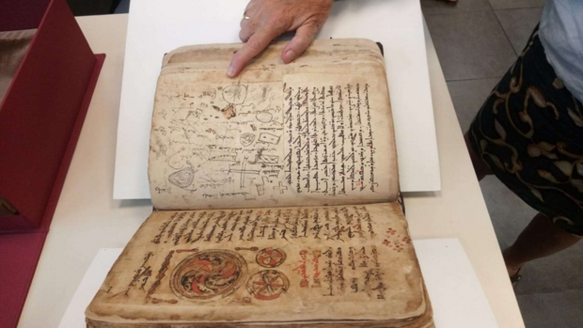 Immagine di Restaurato «Sidra», il manoscritto in aramaico sfuggito alla follia del Daesh