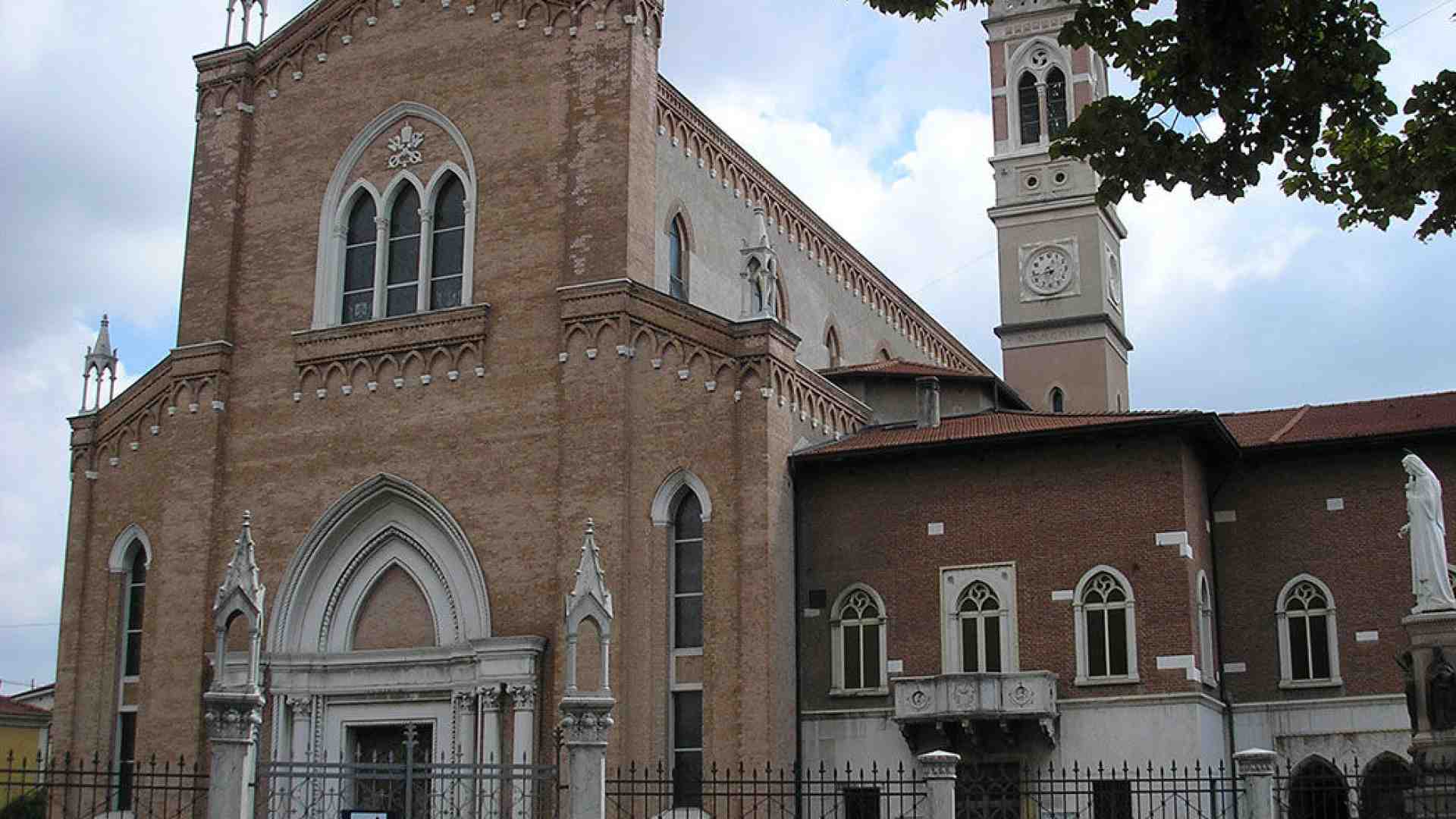 Immagine di Santa Teresa di Tombetta. La festa patronale invita ad alzare lo sguardo verso il cielo