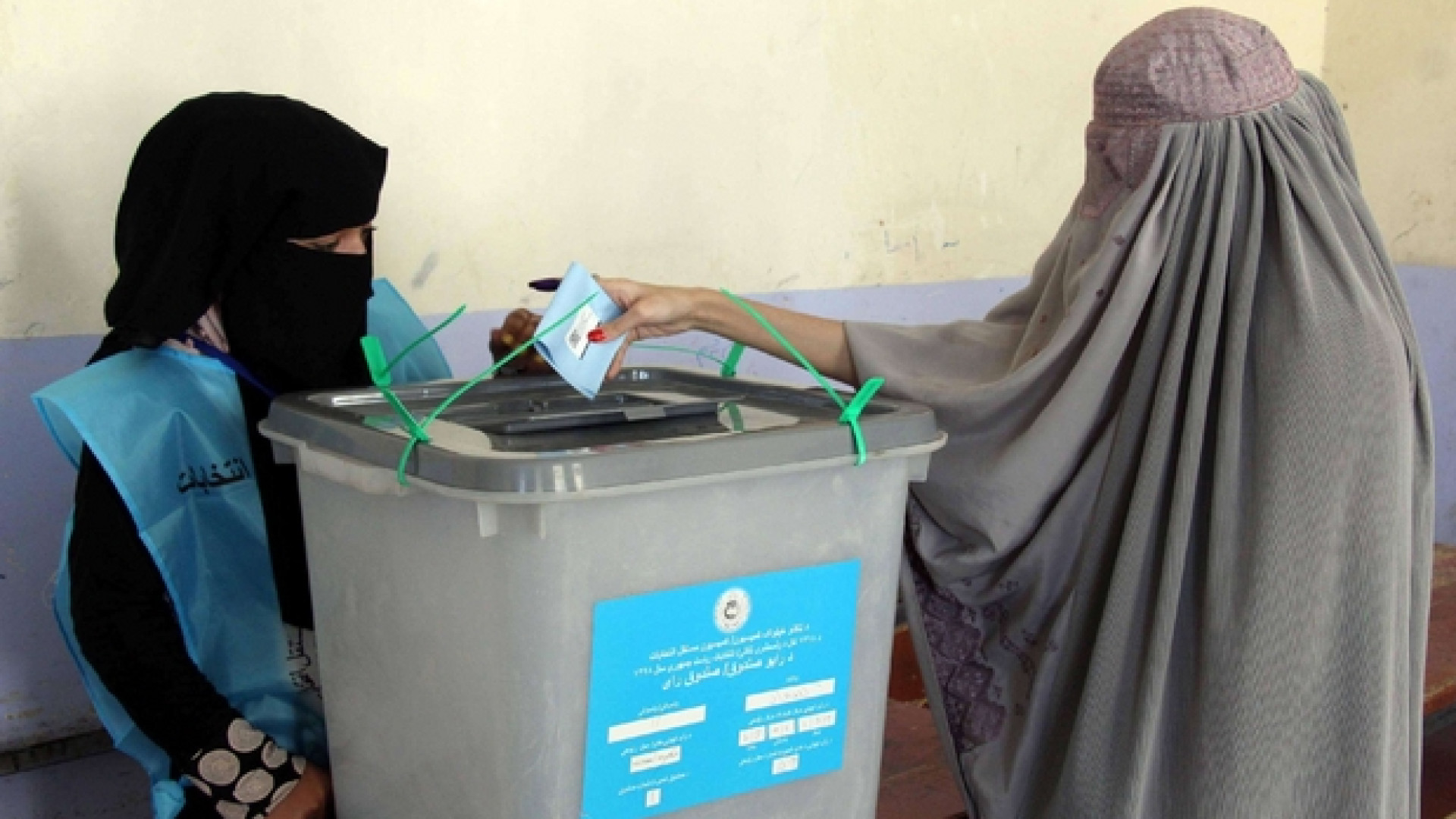 Immagine di Il «fragile» Afghanistan vota, i taleban attaccano