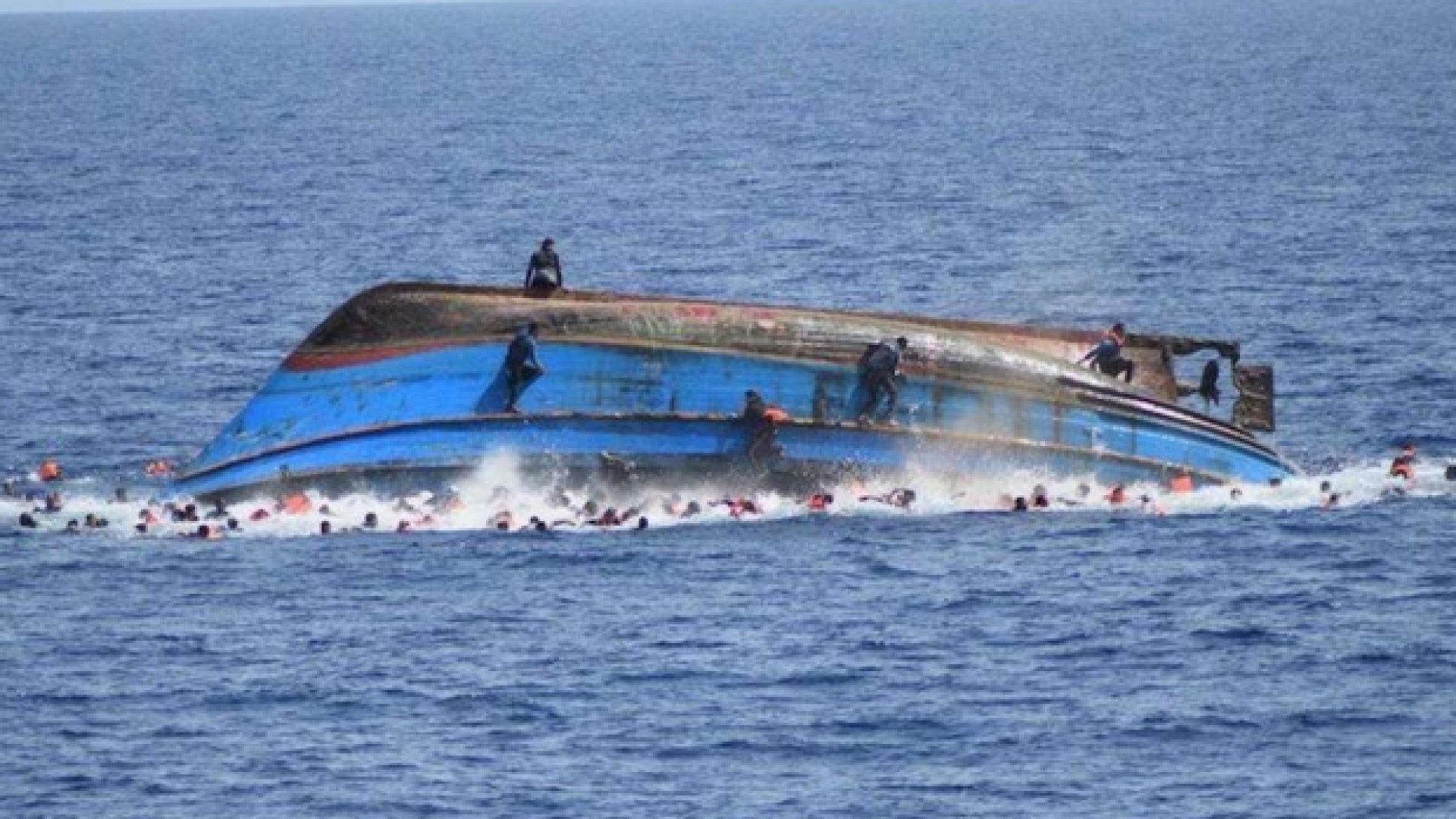 Immagine di Una barca si è capovolta. «Riportate 70 persone in Libia»