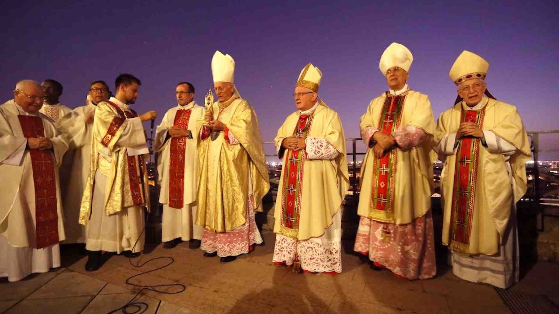 Immagine di Il card. Dal Corso benedice la città da San Zeno in Monte