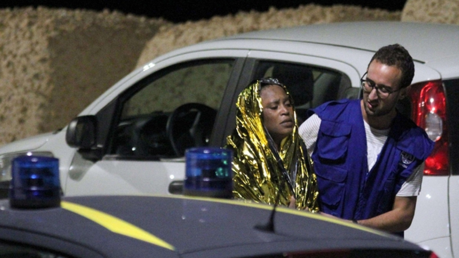 Immagine di Madre e figlio abbracciati nel relitto in fondo al mare vicino a Lampedusa