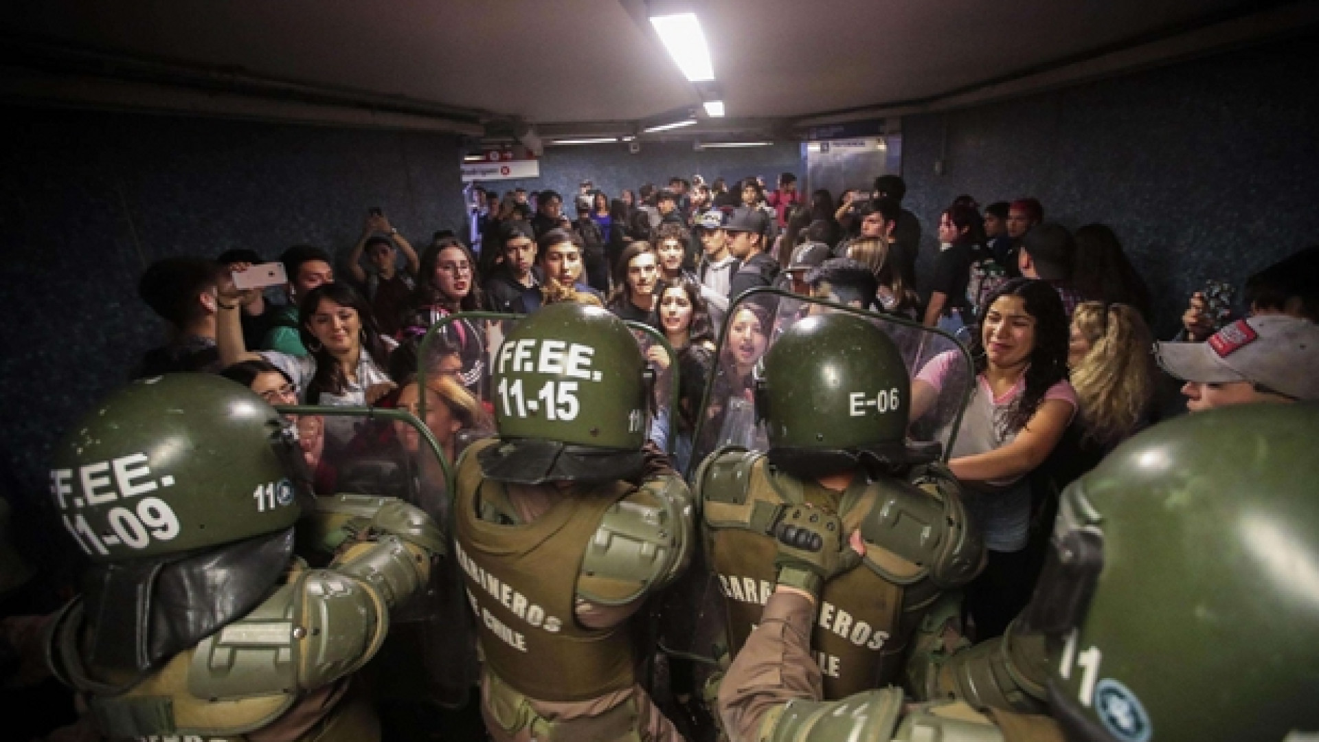 Immagine di A Santiago esplode la rivolta della metro: decretato lo stato d'emergenza