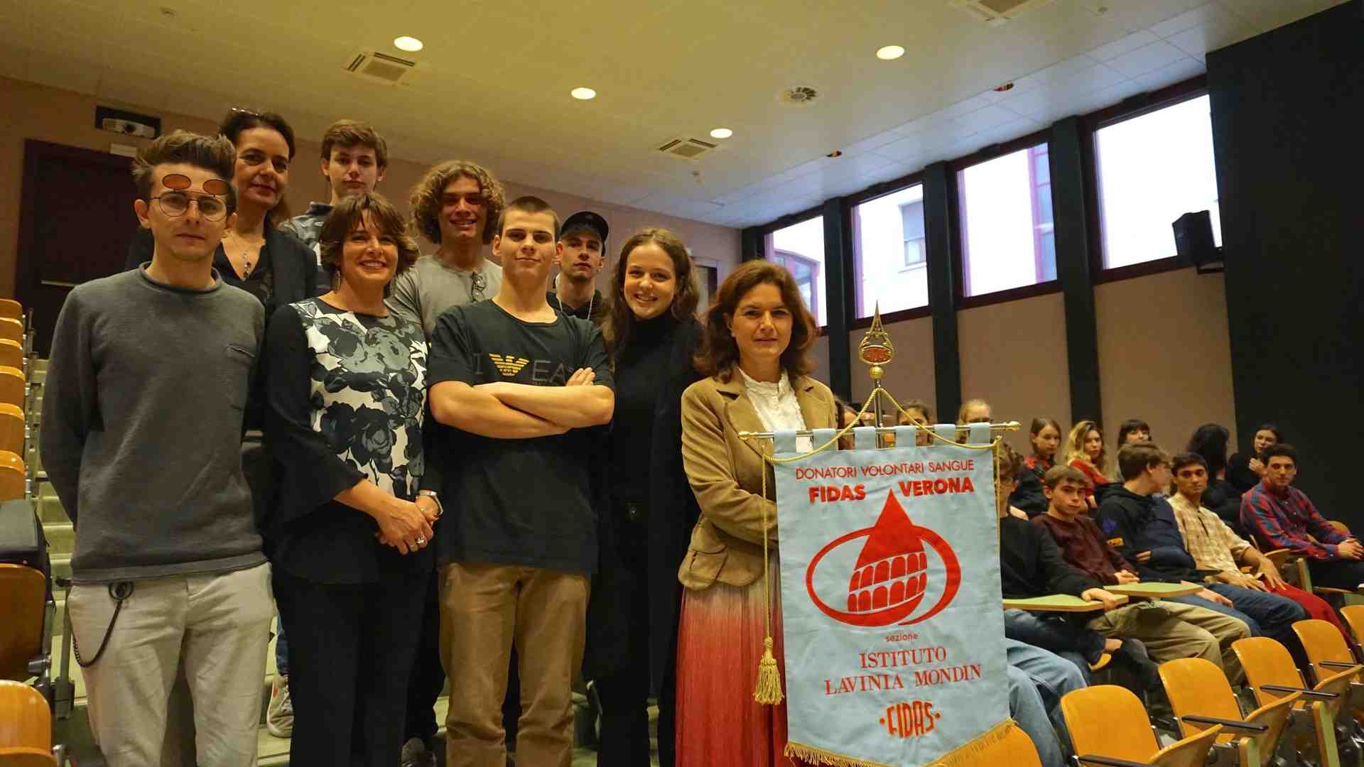 Immagine di Studenti che diventano donatori di sangue