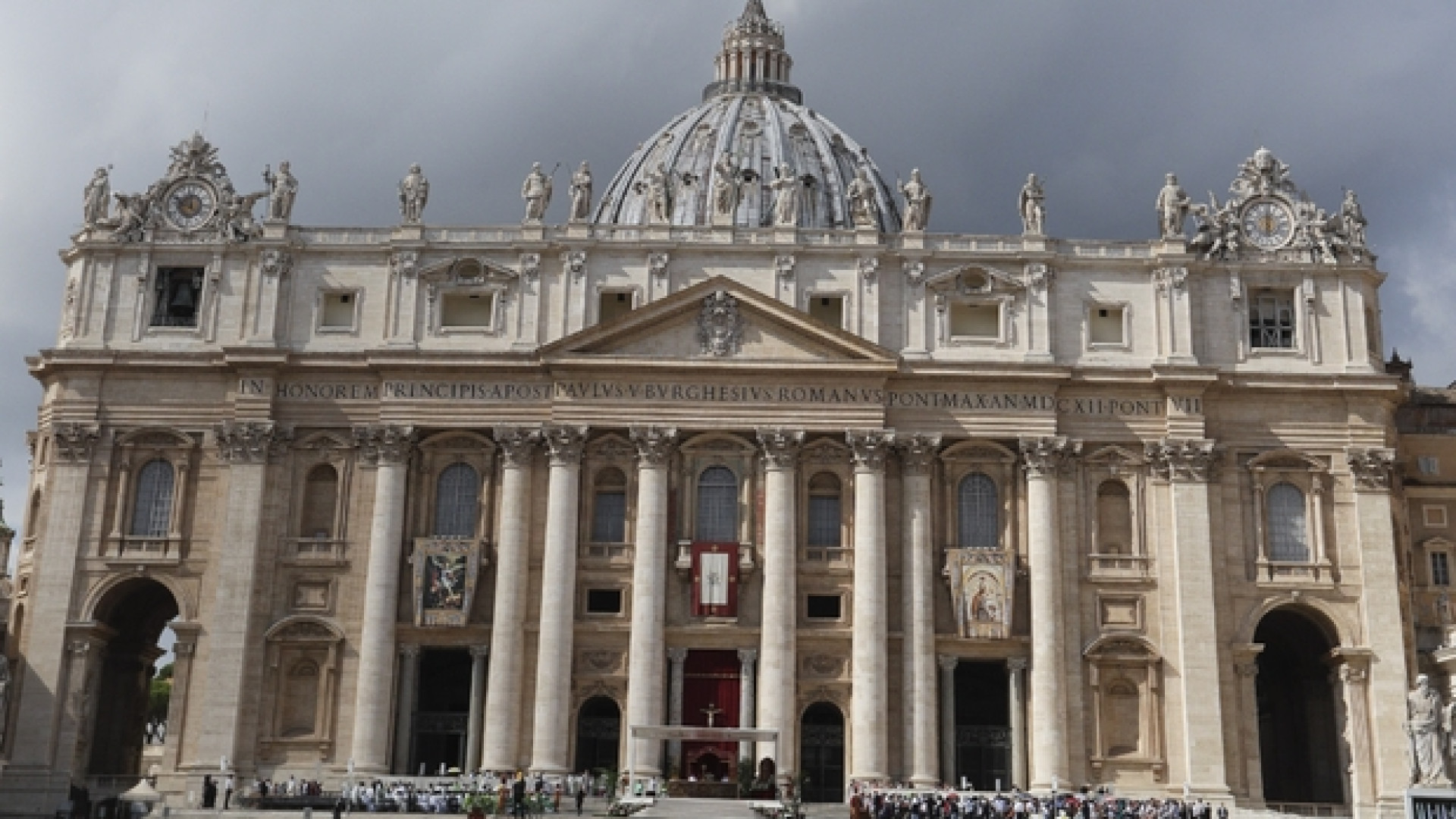 Immagine di Galantino smentisce: «Vaticano, nessun crac e niente conti cifrati»