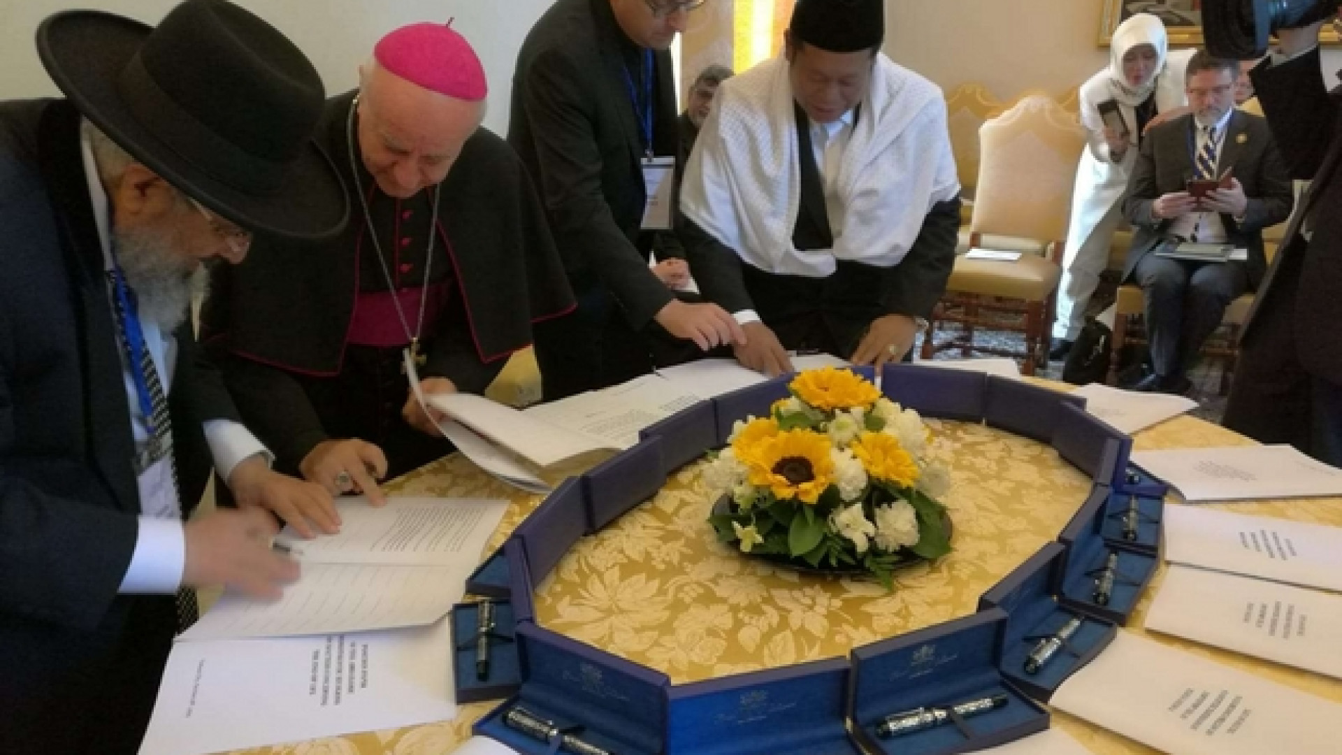 Immagine di Cristiani, ebrei e musulmani: mai eutanasia e suicidio assistito