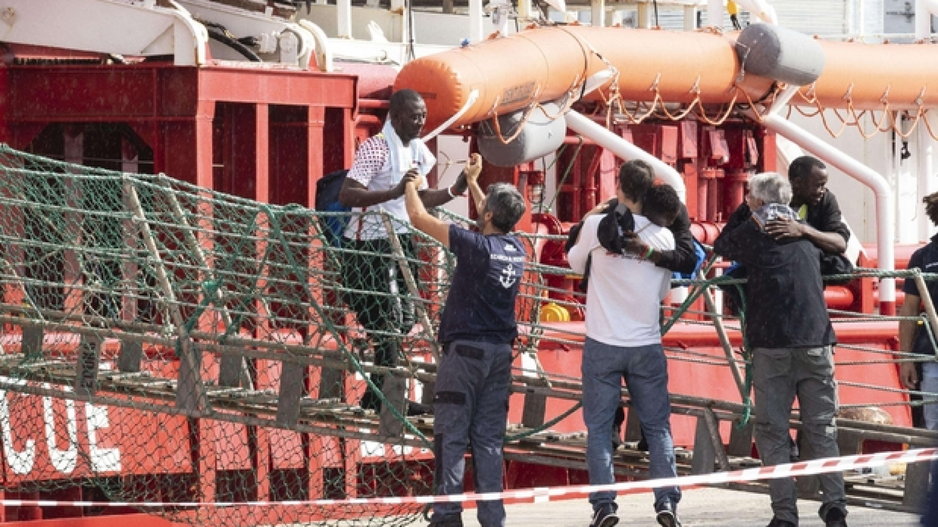 Immagine di Dopo 11 giorni la nave Ocean Viking attracca a Pozzallo: tutti sbarcati