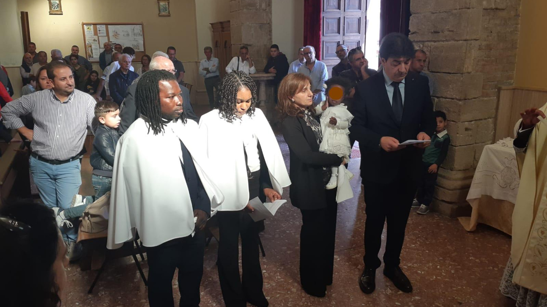 Immagine di Arrivati sui barconi, battezzati dal vescovo: «Ora ci sentiamo a casa»