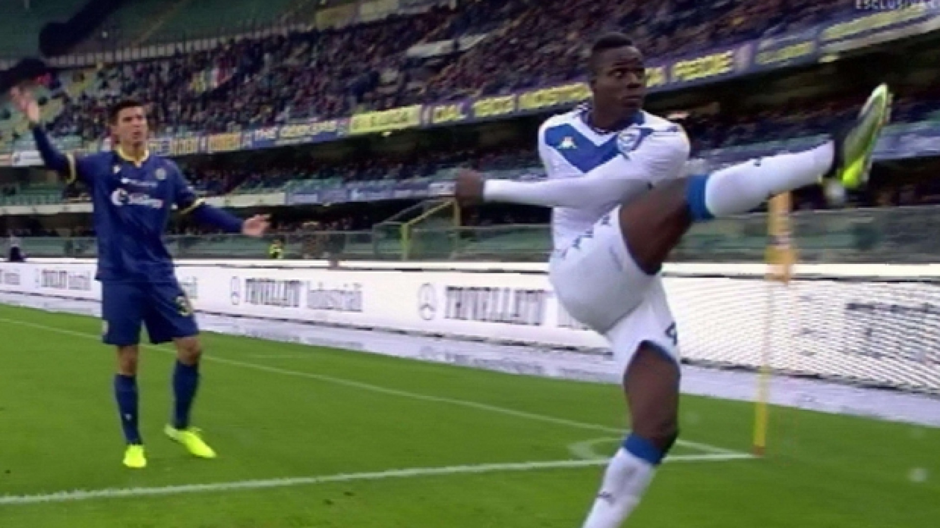 Immagine di Insulti allo stadio contro Balotelli, da Verona difesa negazionista