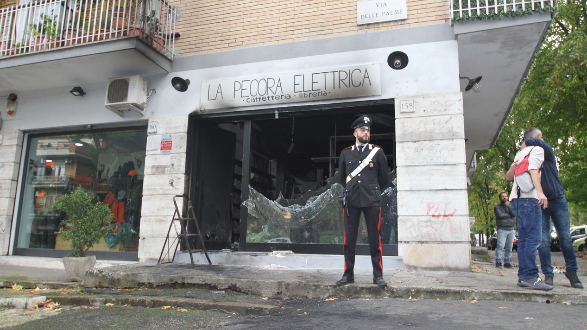Immagine di Incendio, per la seconda volta, alla libreria La Pecora elettrica