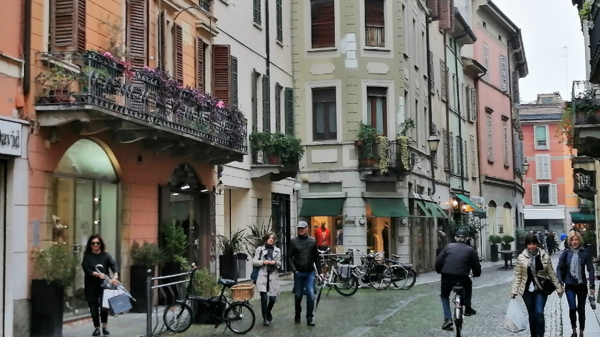 Immagine di In un “disordine pensato”: musica, negozi e persone