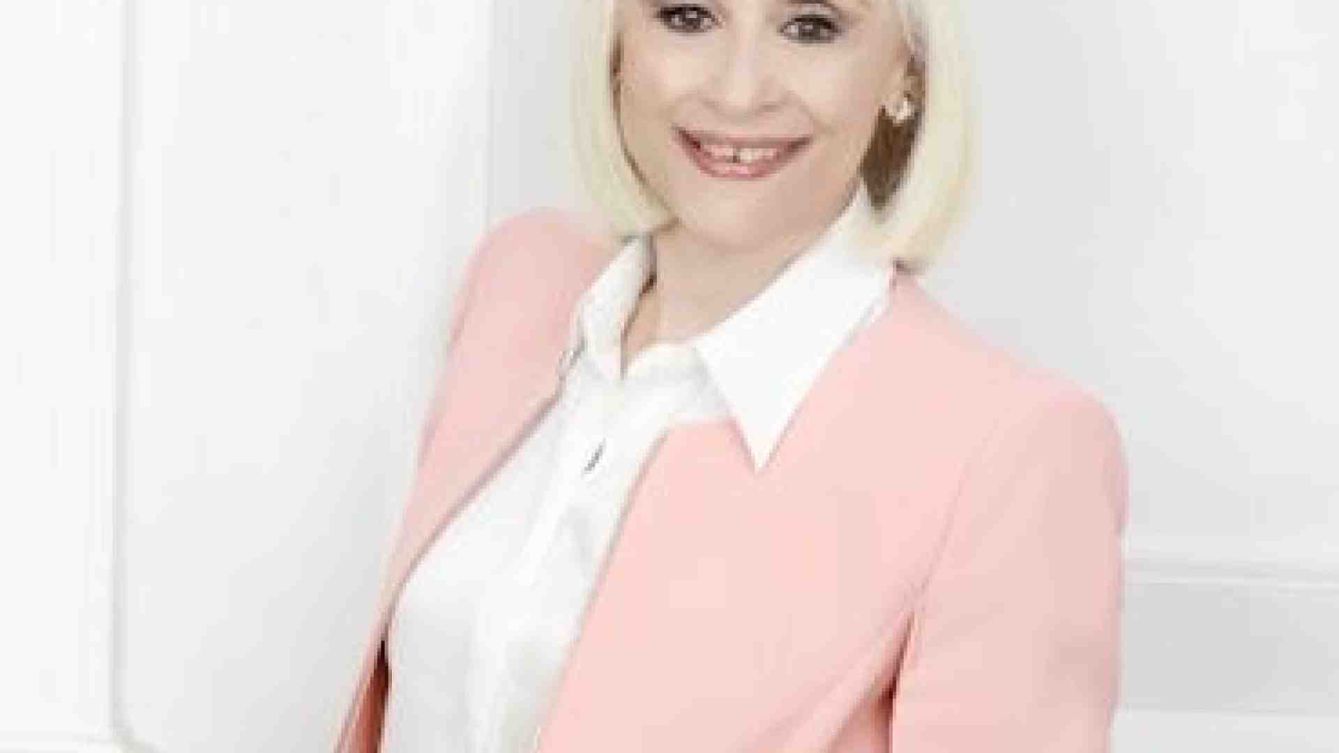 Immagine di Garbo e ironia nel talk show della Carrà