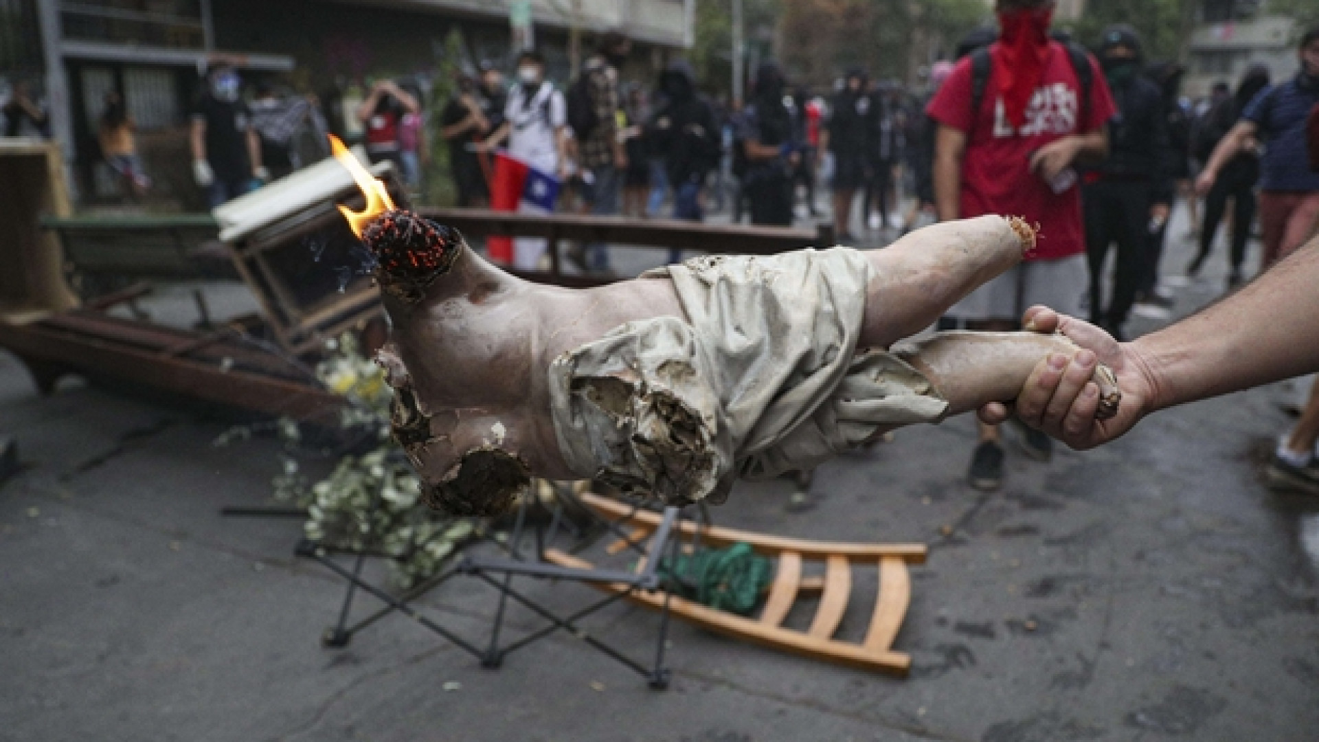 Immagine di Profanata una chiesa a Santiago: bruciati statue e arredi sacri