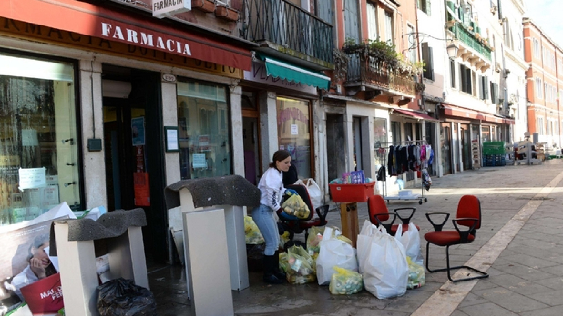 Immagine di Lungo le calli ecco i giovani volontari «angeli della bellezza»