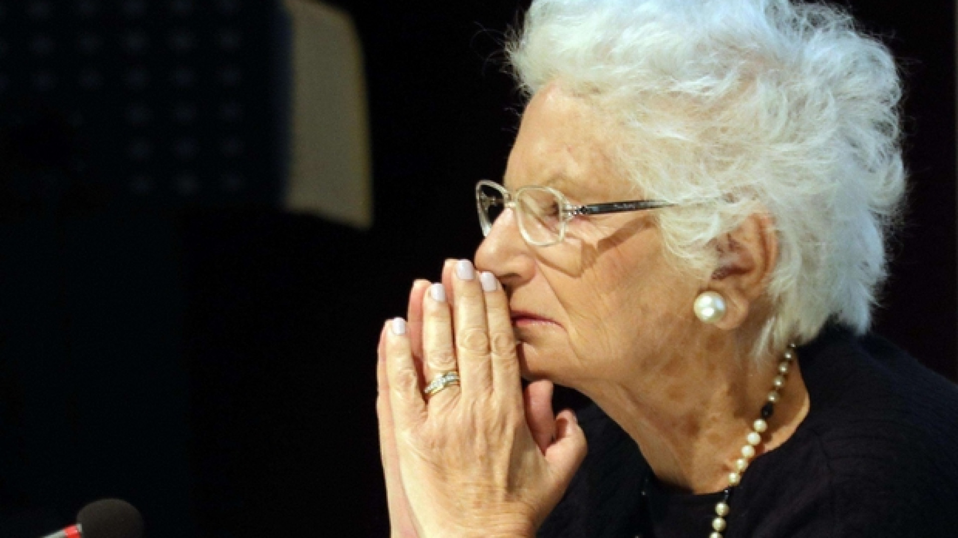 Immagine di Al rispetto della memoria non servono bandierine