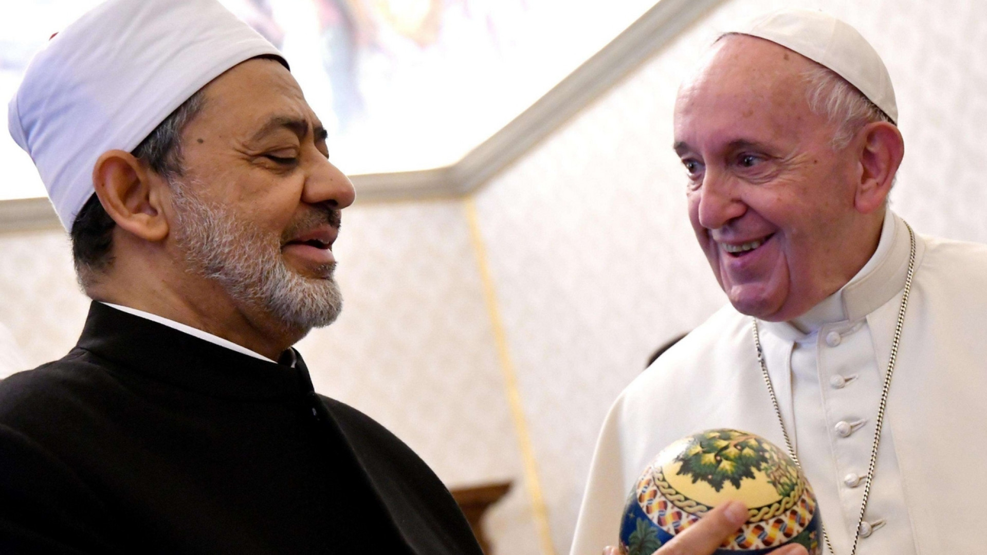 Immagine di Papa Francesco riceve l'imam al-Tayyeb di al-Azhar: siate messaggeri di pace