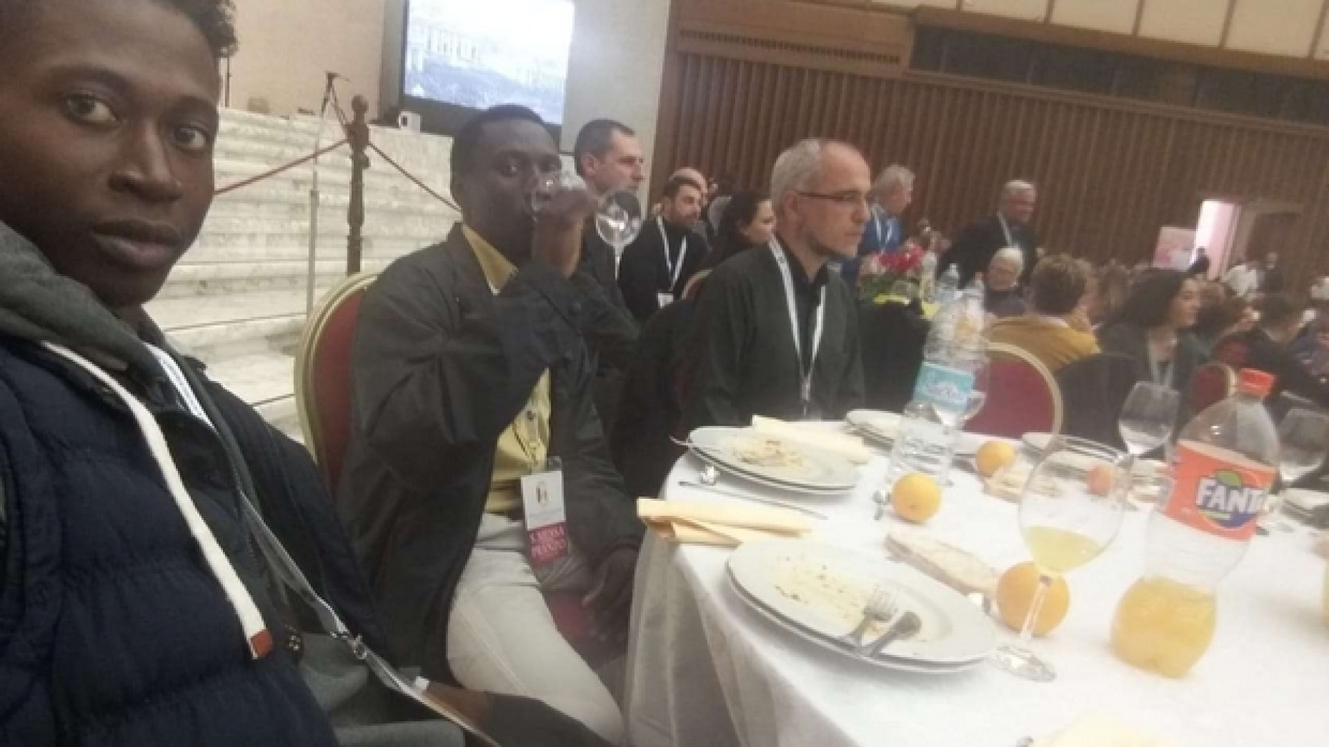 Immagine di I tre braccianti immigrati a pranzo con il Papa: «Indimenticabile»