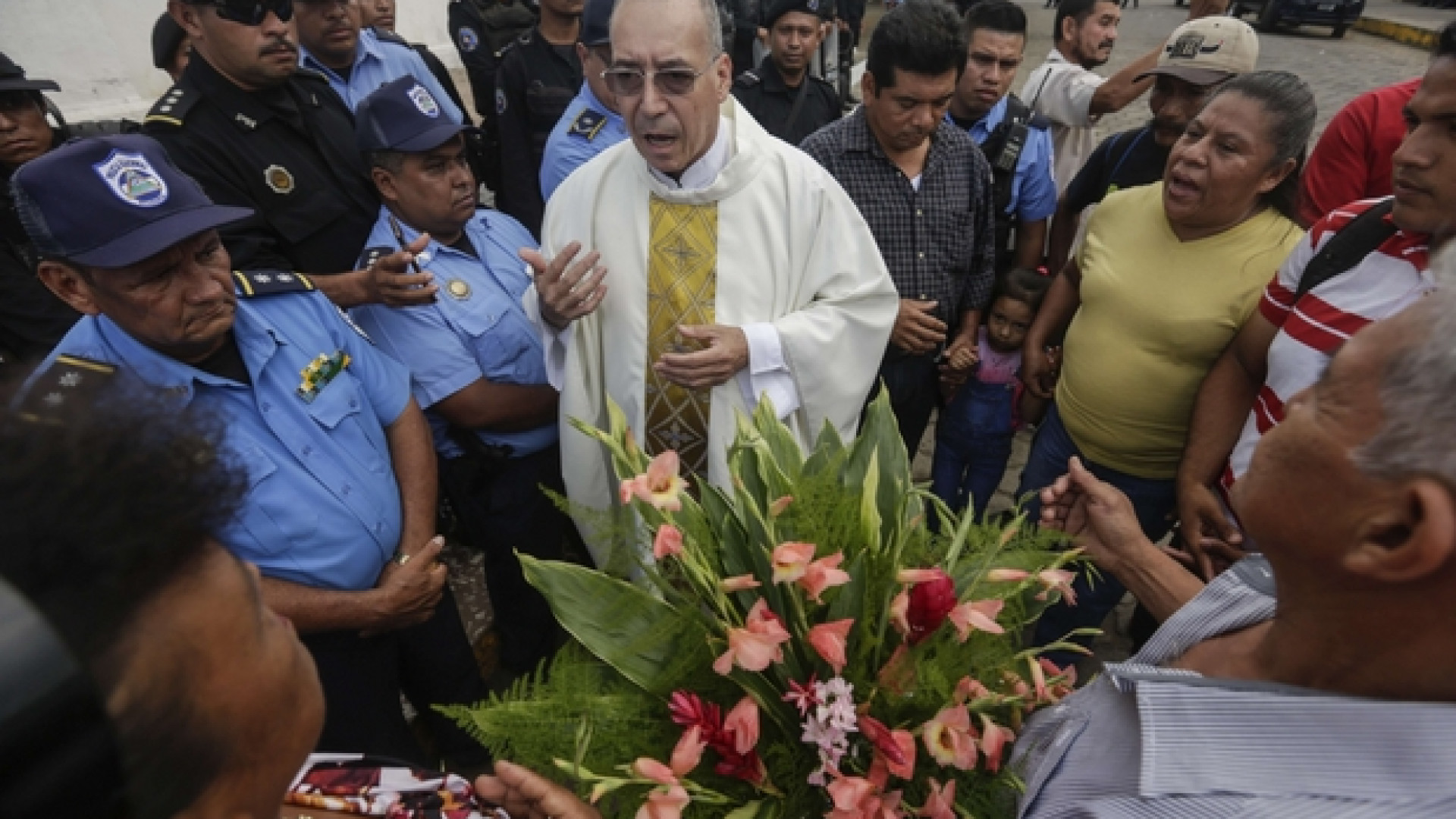 Immagine di I paramilitari abbandonano la cattedrale di Managua