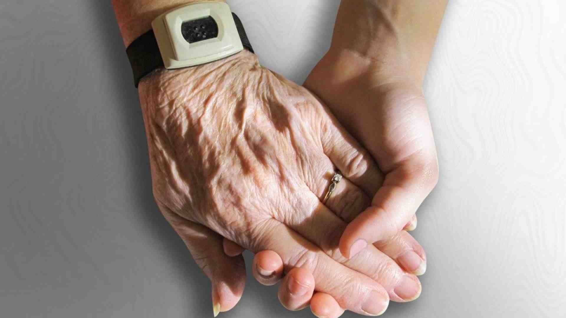 Immagine di Muri che proteggono: gli anziani e l’assistenza domiciliare