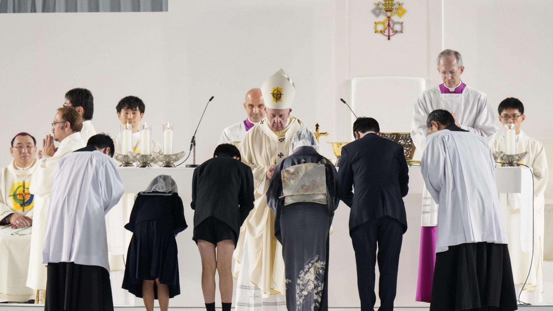 Immagine di Papa Francesco: «La competitività assillante incatena l'anima»